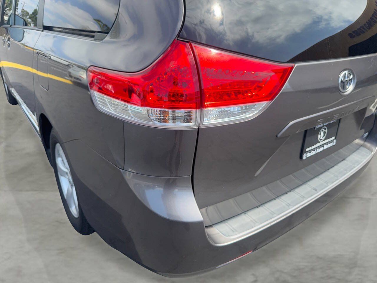 Used 2012 Toyota Sienna LE w/ Towing Pkg FWD image 24