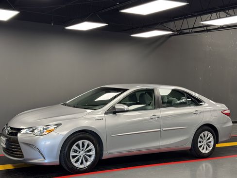 Used 2016 Toyota Camry LE image 1
