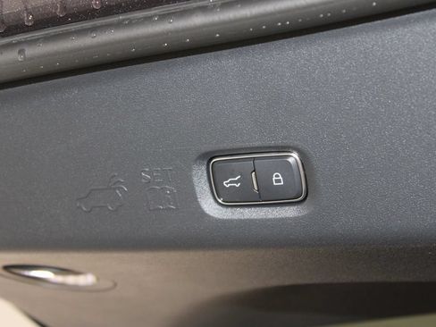 New 2026 Lincoln Navigator Premiere AWD/4WD image 17