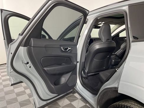 Used 2025 Volvo XC60 B5 Plus image 40