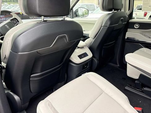 New 2026 Lincoln Navigator L Reserve AWD/4WD image 17