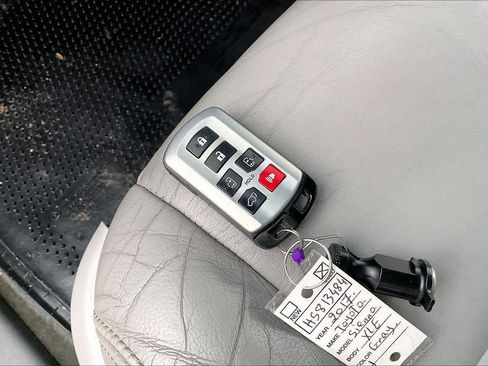 Used 2017 Toyota Sienna XLE w/ XLE Navigation Package image 15