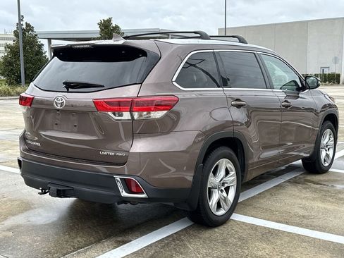 Used 2017 Toyota Highlander Limited AWD/4WD image 11