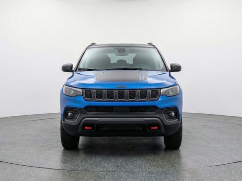 Used 2025 Jeep Compass Trailhawk image 2