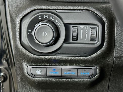 Used 2022 Jeep Wrangler Sahara w/ Cold Weather Group image 17