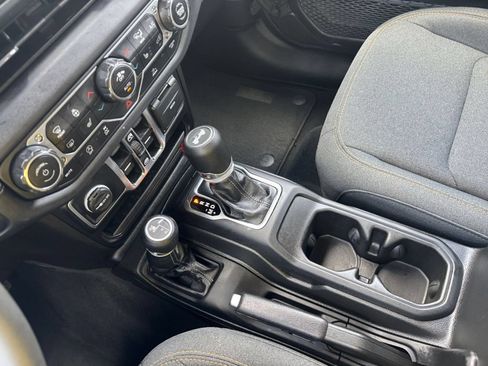 Used 2025 Jeep Wrangler Unlimited Sahara AWD/4WD image 40