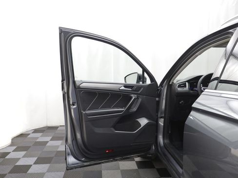 Used 2023 Volkswagen Tiguan SE FWD image 4