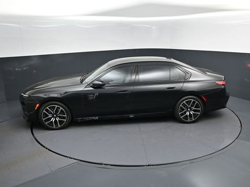 Used 2023 BMW 740i image 33