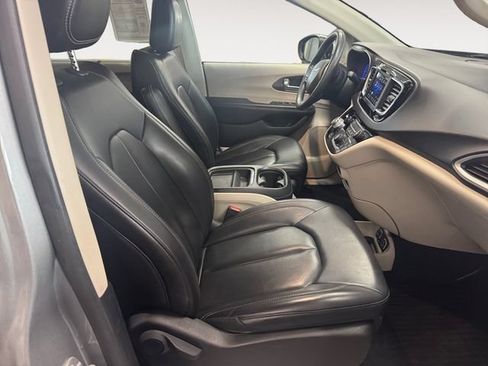 Used 2021 Chrysler Voyager Lxi FWD image 4