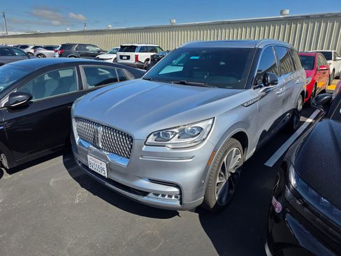 Used 2020 Lincoln Aviator Reserve AWD/4WD image 2