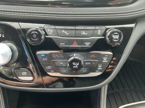 Used 2023 Chrysler Pacifica Limited w/ Uconnect Theater Family Group FWD image 17
