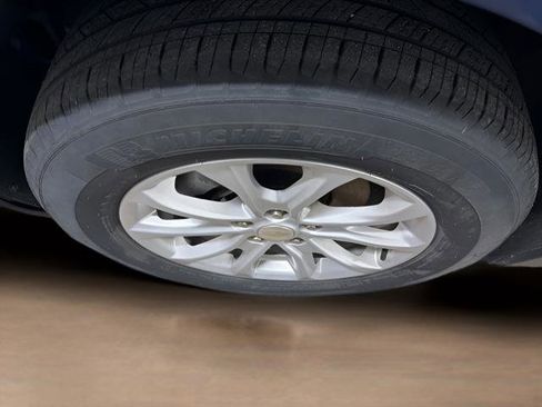 Used 2019 Chevrolet Equinox LT FWD image 10