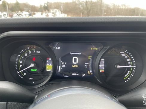 Used 2024 Jeep Wrangler Unlimited Sahara w/ Safety Group image 17