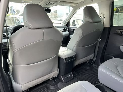 Used 2021 Toyota Highlander Platinum image 12