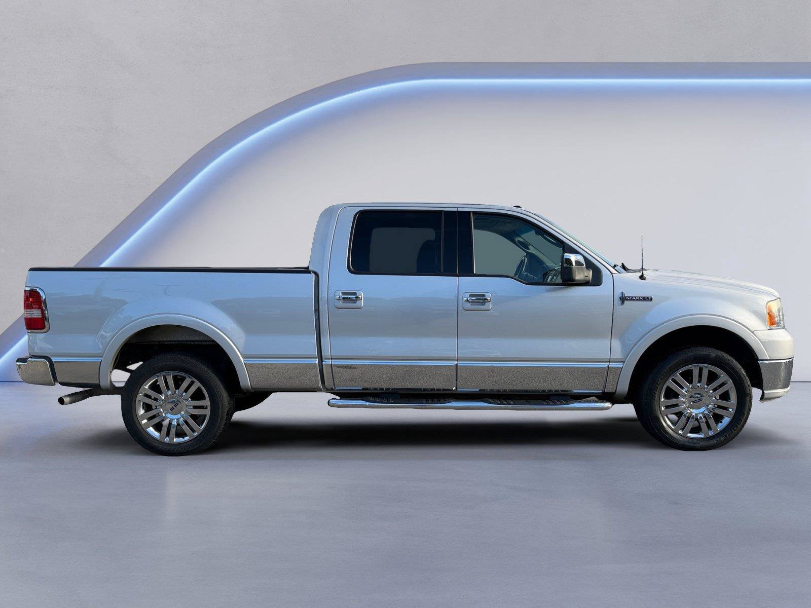 Used 2008 Lincoln Mark LT 4x4 image 2