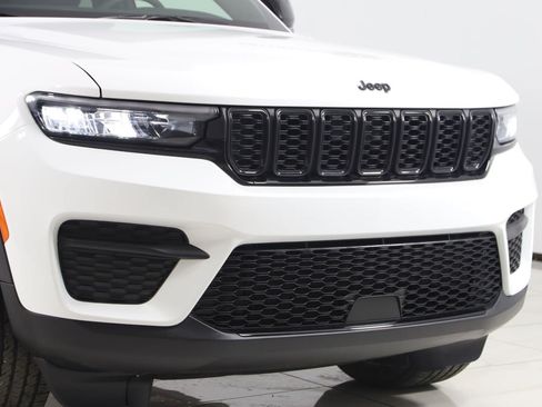 Used 2024 Jeep Grand Cherokee Altitude AWD/4WD image 35