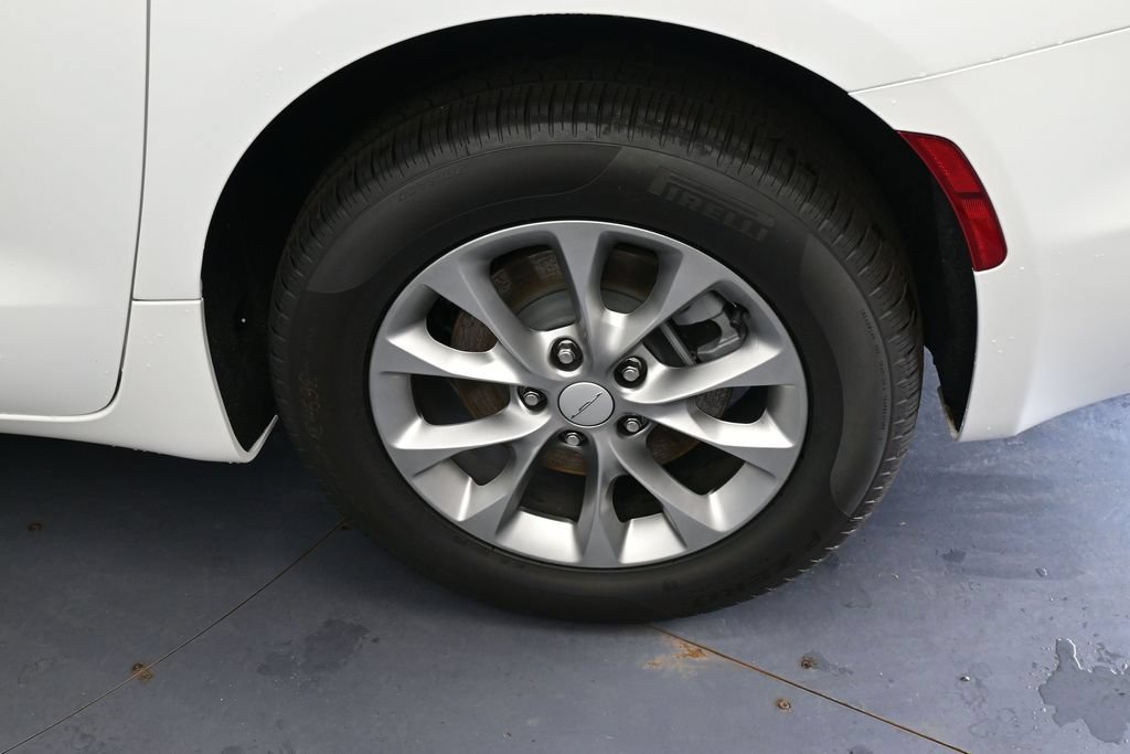 New 2027 Chrysler Pacifica Select w/ Family Tech Group AWD/4WD image 9