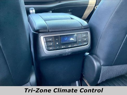 Used 2017 Toyota Highlander Limited Platinum FWD image 10
