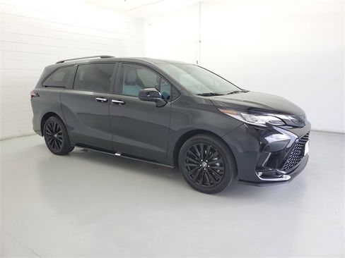 Used 2025 Toyota Sienna XSE image 4