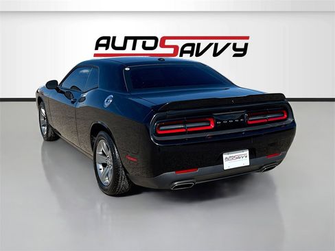 Used 2019 Dodge Challenger SXT image 5