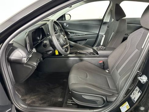 Used 2023 Hyundai Elantra SE image 11