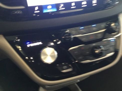 Certified 2024 Chrysler Pacifica Touring-L FWD image 20