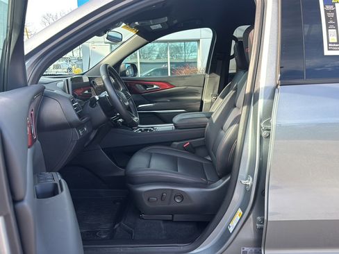 Used 2024 Chevrolet Traverse Z71 w/ LPO, Floor Liner Package image 12