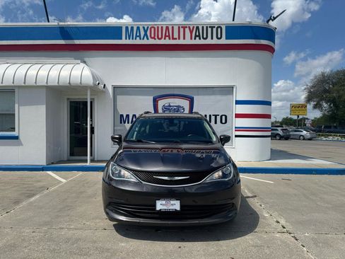 Used 2019 Chrysler Pacifica Touring-L FWD image 6