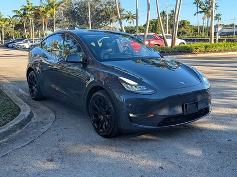 Used 2021 Tesla Model Y Long Range image 3