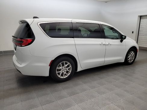 Used 2024 Chrysler Pacifica Touring FWD image 10