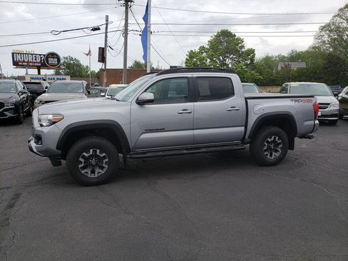 Used 2019 Toyota Tacoma TRD Off-Road AWD/4WD image 4