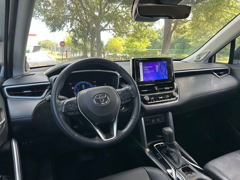Used 2023 Toyota Corolla Cross XLE w/ Convenience Package FWD image 12