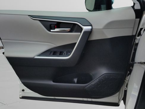 Used 2020 Toyota RAV4 XLE image 25