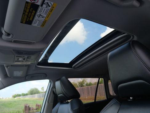 Used 2021 Toyota RAV4 XLE Premium image 21