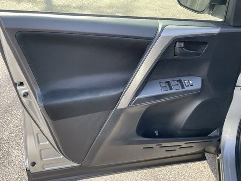 Used 2018 Toyota RAV4 LE image 12