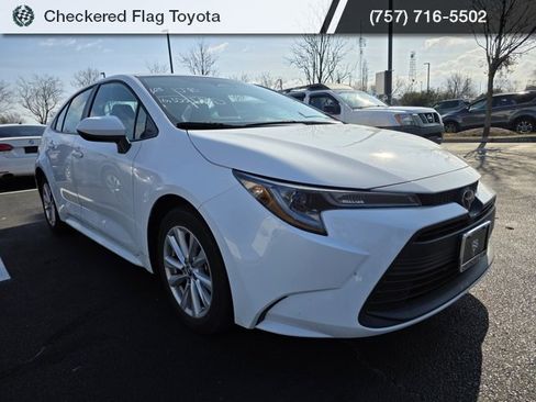 Used 2023 Toyota Corolla LE image 3
