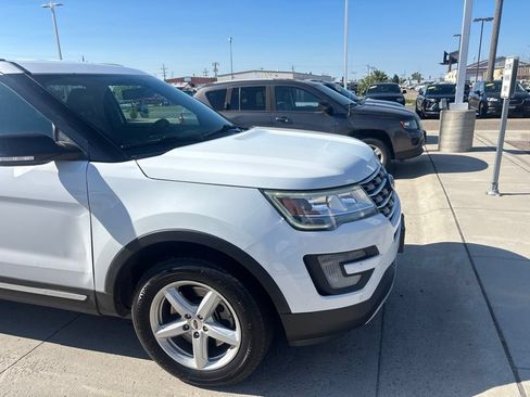 Used 2017 Ford Explorer XLT w/ Equipment Group 202A AWD/4WD image 12