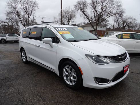 Used 2017 Chrysler Pacifica Touring-L w/ Tire & Wheel Group image 3