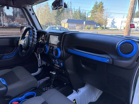 Used 2017 Jeep Wrangler Unlimited Rubicon w/ Connectivity Group image 20