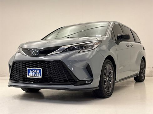Used 2023 Toyota Sienna XSE image 2