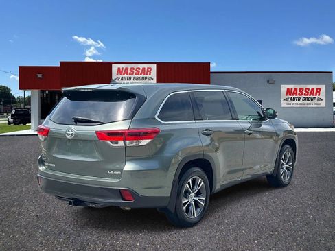 Used 2017 Toyota Highlander Plus AWD/4WD image 4