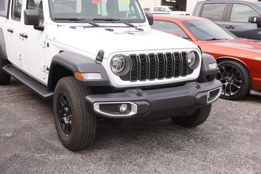 Used 2024 Jeep Gladiator Sport AWD/4WD image 2