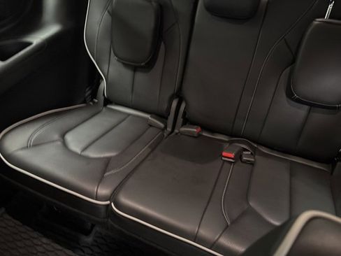 Used 2025 Chrysler Pacifica Limited image 15