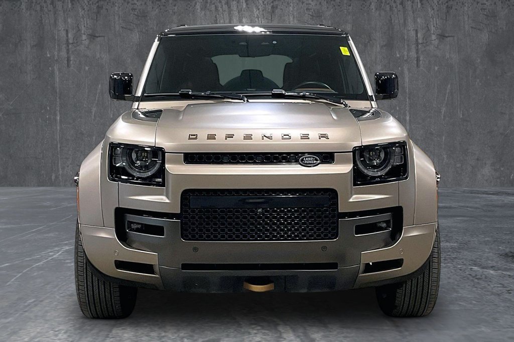 Used 2025 Land Rover Defender 110 AWD/4WD image 2