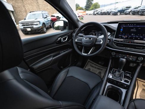 New 2025 Jeep Compass Latitude w/ Sun & Sound Group AWD/4WD image 20