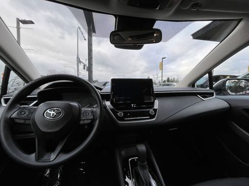 Used 2025 Toyota Corolla LE image 33