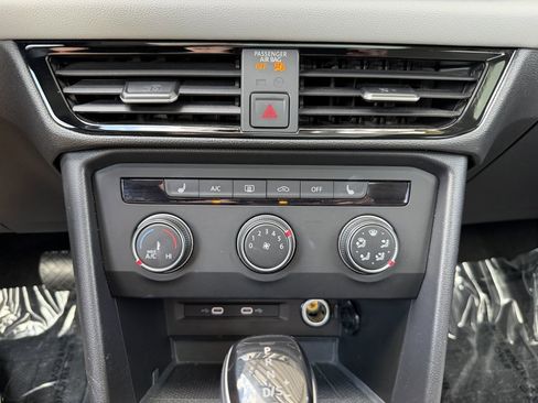 Used 2022 Volkswagen Taos SE w/ Panoramic Sunroof Package image 23