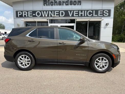 Used 2023 Chevrolet Equinox LT FWD image 2