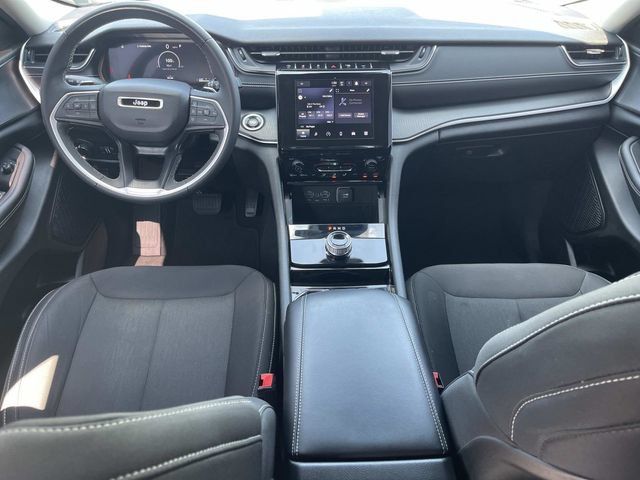Used 2023 Jeep Grand Cherokee Laredo AWD/4WD image 15