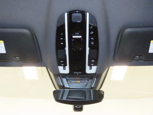 Certified 2023 Porsche Cayenne Platinum Edition AWD/4WD image 30